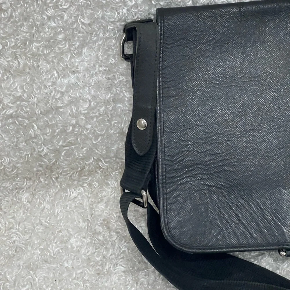 LOUIS VUITTON Grizzli Taiga Leather Andrei Messenger Bag